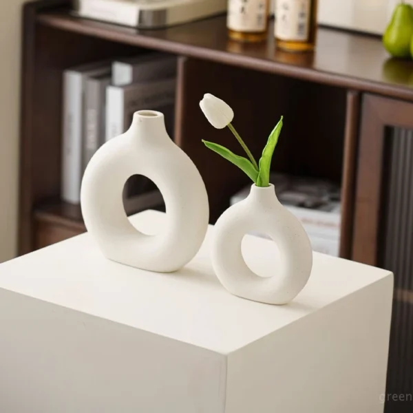 Vase décoratif en céramique blanche – Image 2